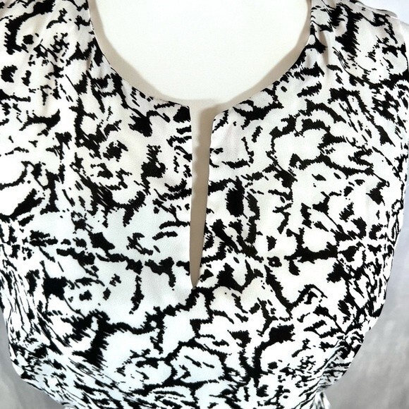 Banana Republic black and white abstract print tie waist top size 6 - Picture 6 of 7